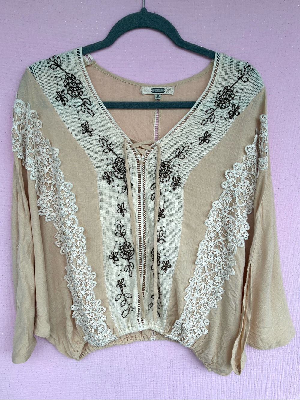 gimmicks by BKE Embroidered Top Size Small